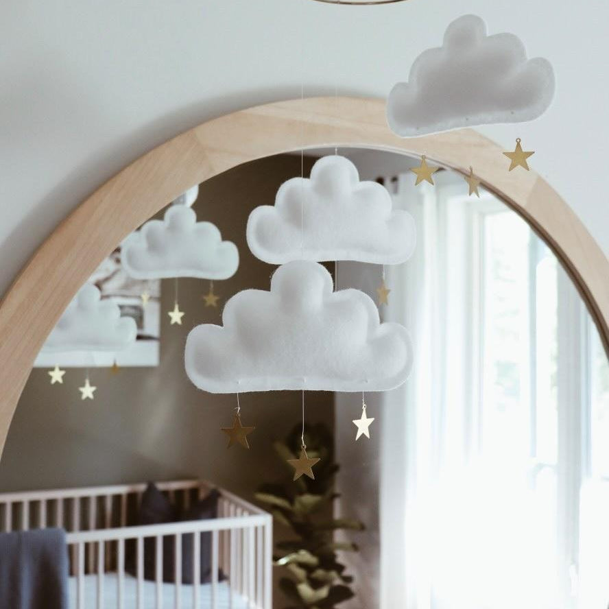 Mobile bébé nuages et étoiles- Blanc / doré - The Butter Flying