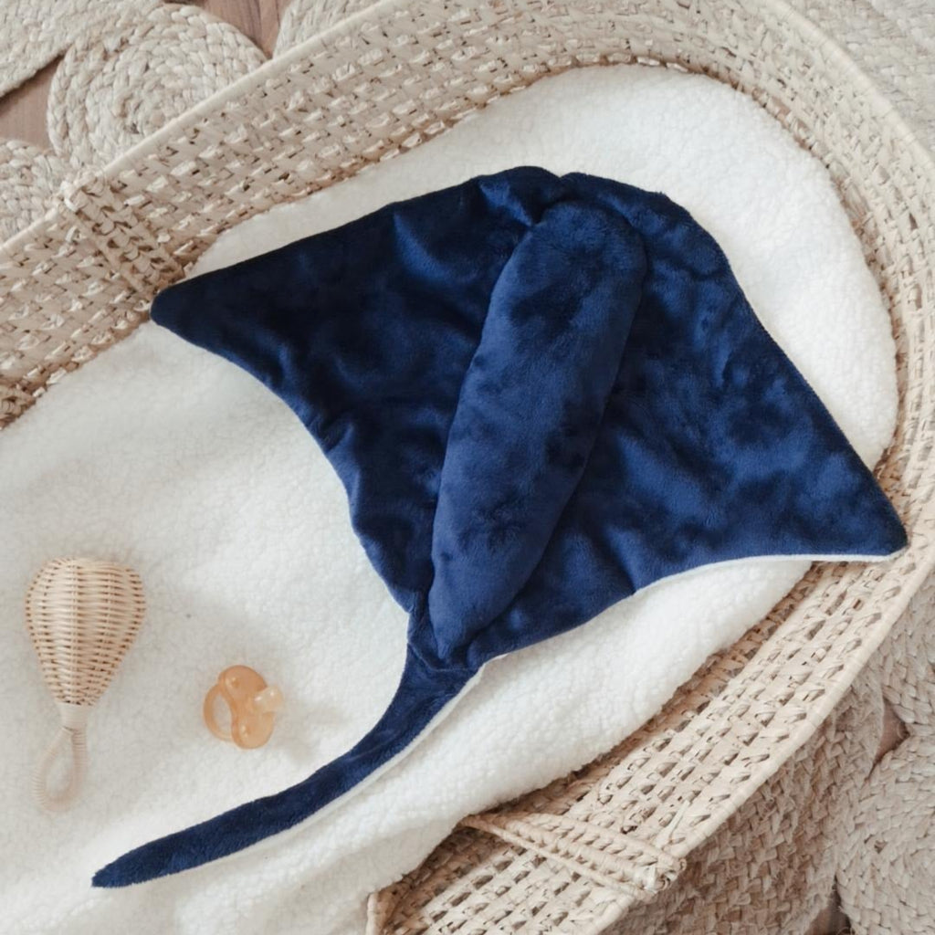 cadeau de naissance garcon- doudou raie manta ultra doux- dessous