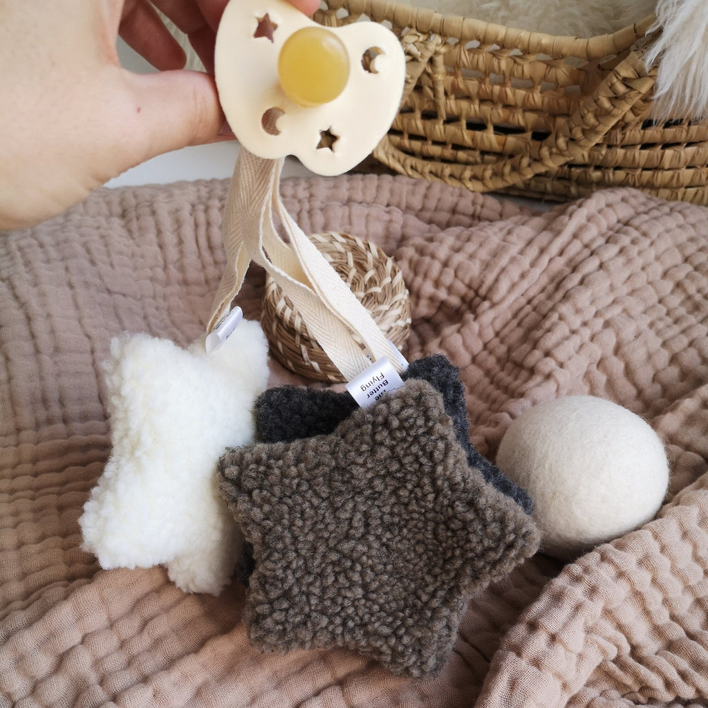 Attache_Tetine_Etoile et Lune_Pacifier_Clip_Star_Pacifier_Holder_The_Butter_Flying