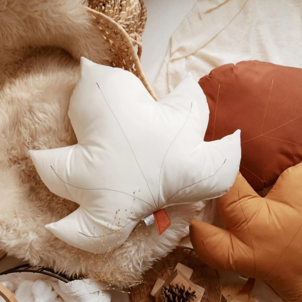 ❀ Ajoutez une touche de nature à votre décoration ❀

Ce coussin en forme de feuille d’érable est l’ajout parfait pour une chambre d’enfant ou une chambre bébé sur le thème safari, jungle ou aventure. Il constitue également un magnifique souvenir de votre voyage au Canada ou au Québec.

📏 Dimensions : Environ 17" x 12" (40 cm × 30 cm)
🧵 Matière : 100 % coton
🎨 Disponible en 7 couleurs (double face) :

Blanc cassé
Jaune moutarde
Ocre orange brûlé
Rouille ambre foncé
Vert forêt
Vert olive
Bleu marine
Fabriq