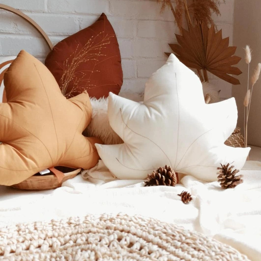Coussin feuille d'érable fait au Québec, Décoration chambre bébé theme forêt , Coussin feuille personnalisable, Décoration feuille d'automne