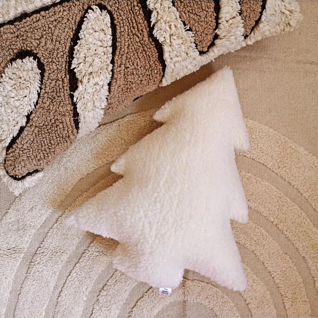 Coussin_Sapin_de_Noel_Doux_coussin_de_Noel_en_sherpa_blanc_d_coratif_pour_chalet_theme_Noel_THEBUTTERFLYING