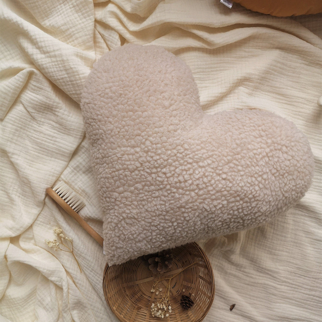 coussin en forme de coeur-bouclette-sherpa-beige