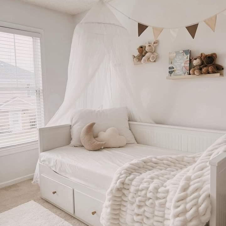 kidsroom decor beige-decoration chambre enfant blanche et beige