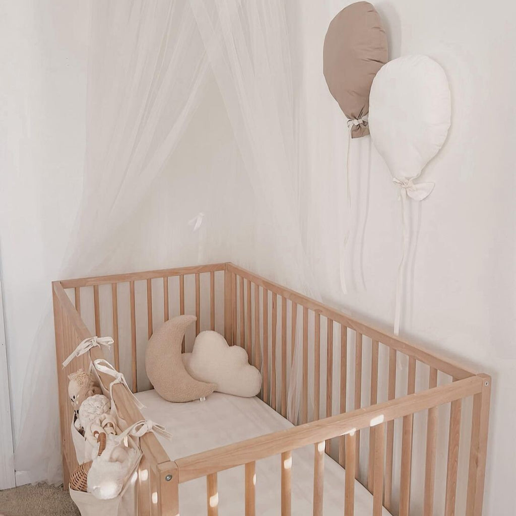 nursery decor beige- decoration chambre bebe beige- coussin lune et coussin nuage