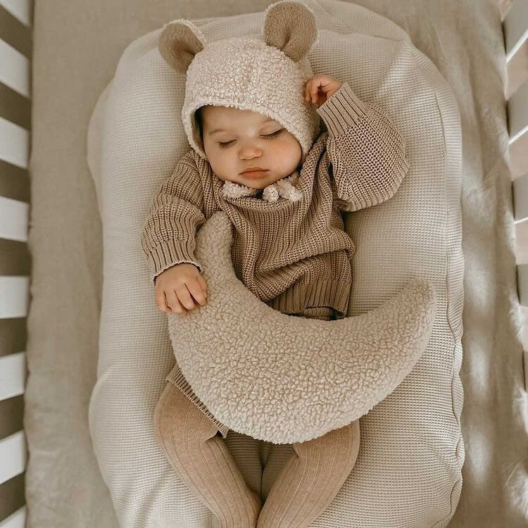 nursery pillow-moon pillow-beige- coussin lune-sherpa-decoration chambre bebe-cadeau de naissance beige